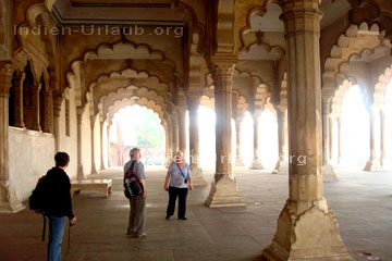 Die mit Bögen und von Pfeilern getragene Audienzhalle Diwan i Am gleich hinter dem Palast vom König im Roten Fort in Agra bei der Rajasthan Rundreise.