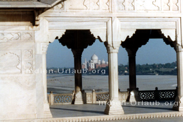 Betrachtung des Taj Mahal vom Agra Fort in Agra, Indien - Bundesstaat Uttar Pradesh.