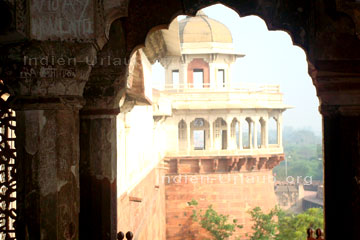 Einer der Türme vom Palast im Agra Fort.