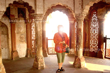 Eine Touristin als Größenvergleich in einem Palastgemach vom König Akbar im Roten Fort in Agra im Rahmen der Rajasthan Rundreisen.