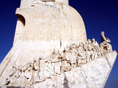 Relief, Vasco Da Gama und Gefolge auf dem Weg nach Indien, dieses Monument auf dem Bild habe ich in Lissabon, bei einer meiner Portugal Reisen fotografiert.