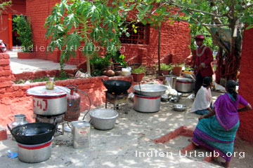 Koch und Köchinnen bei der Zubereitung der Ayurveda Speisen in einem indischen Ashram.