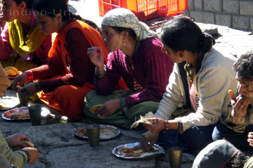 So wie hier auf dem Bild wo die Inderinnen auf dem Boden sitzen um das ayurvedische Essen zu sich zu nehmen - so ist das bei den Ayurvedakuren in Deutschland nicht.
