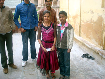 Hochzeitsgesellschaft die von uns im Junagarh Fort in Bikaner, Rajasthan Indien fotografiert werden wollten weil es Glück bringen soll.