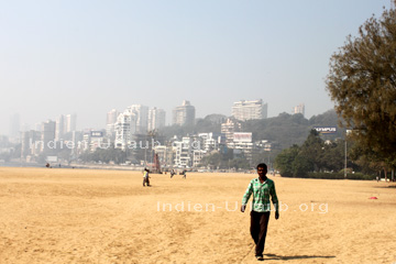 Strand und Hochhäuser im Hintergrund in Bombay (Mumbai).
