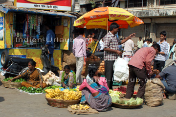 Ein Markt auf der Straße, mitten in Bombay wo indische Frauen Obst und Gemüse verkaufen.