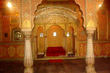Chandra Mahal Palast im Junagarh Fort in Bikaner die Wände sind mit Edelsteinen und Goldbrokat verziert wo sich der Herrscherthron befindet.