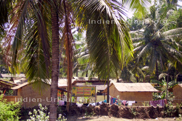 Resort mit kleinen Hütten aus Bambus und einem Restaurant nicht weit vom Strand in Goa. Etwa 5 - 10 Euro pro Übernachtung.