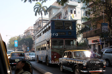Straßenbild in Colaba, Taxis und Doppeldeckerbus in Bombay (Mumbai).