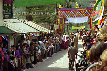 Wartende Gläubige links und rechts der Straße vor dem Kailash Hotel Restaurant bis der Dalai Lama in dem Range Rover vorbei gefahren kommt.