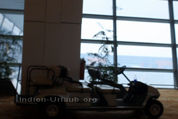 Elektroauto für Passagiere (Fluggäste) im Delhi Indira Gandhi International Airport.