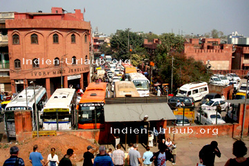 Delhi, Busbahnhof mit den Bussen für die Touristen zu der gebuchten Rundreise und dem ersten Etappenziel Mandawa in Rajasthan.