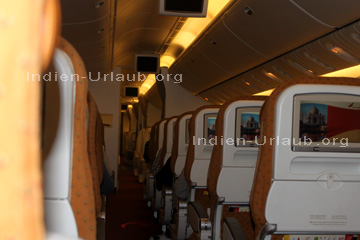 Passagiere beim Flug nach Indien. Das Bild während des Fluges in der Boeing 777 bis nach Delhi, viele Leere Sitzreihen.
