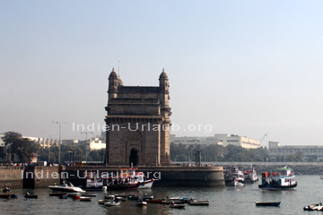 Das berühmte Gateway of India in Bombay (Mumbai) in der Seitenansicht.