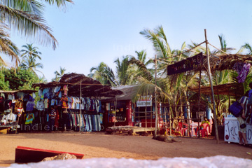 Basar in Goa. Stoffe als Tücher, Sarongs und Shirts. Das Bild sieht man oft in Goa.