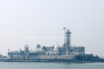 Die Haji Ali Dargah Moschee in Bombay (Mumbai).