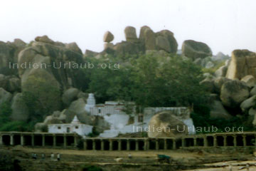 Weißer Tempel an einer Felsenwand in Hampi.
