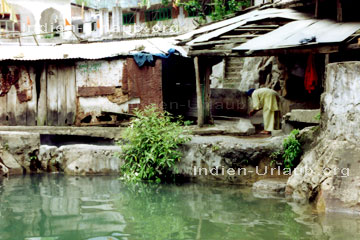 Ein Inder vor seinem Haus im Himalaya an einer heißen Quelle wo man in Indien mit Familiären Anschluss sehr günstig übernachten kann.