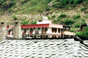 Ein Hotel im Himalaya, Nordindien mit Balkonen.