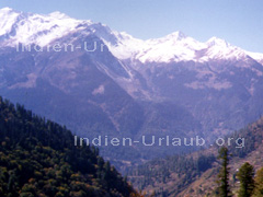 Auf dem Weg zum Himalaja und der Quelle zum Ganges, das Ziel der gläubigen Pilger, bei den Indien Reisen.