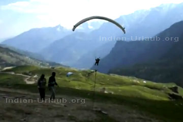 Beim Absprung mit dem Gleitschirm zum Flug über ein grandioses Tal im Himalaya.