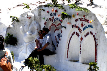 Ein verliebtes indisches Paar am Lovepoint am Rohtangpass im indischen Bundesstaat Himachal Pradesh.