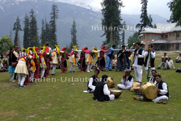 Inder bei einer religiösen Feier im Himalaya, im indischen Bundesstaat Himachal Pradesh.