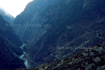Der Ganges beim Trekking zur Gangesquelle im Himalaya.