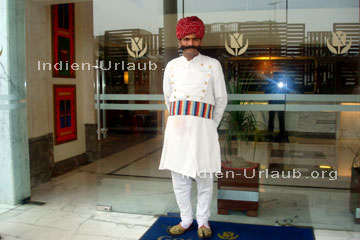 Nur in Hotels bei den Rajasthan Rundreisen mit einer etwas gehobeneren Kategorie bekommt man beim betreten der Lobby die Tür von einem Inder mit Turban aufgehalten.
