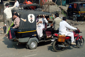So machen die Inder die Reisen in Indien soviel Menschen wie möglich in das Taxi rein damit die Fahrt nicht so teuer wird.