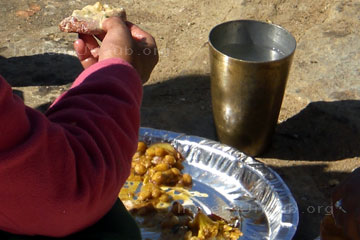 Auf dem Teller erkennt man die gelben Linsen die bei den ayurvedischen Mahlzeiten in Indien und auch bei den Ayurveda-Kuren in Deutschland gerne schmackhaft zubereitet und zusammen mit frisch gebackenem indischen Brot gegessen werden.