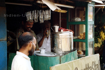 Indischer Chai Masala (Tee) wird an der Straße verkauft.