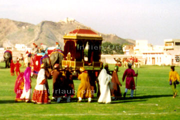 Indische Träger einem Schrein auf einem Elefantenfest im indischen Bundesstaat Rajasthan.