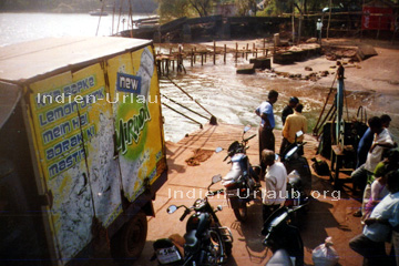 Flussüberquerung mit einer Fähre bei den Rundreisen in Indien.