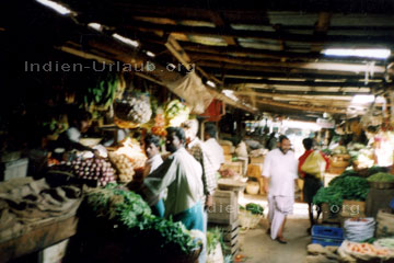 Die Selbstversorger kaufen wie hier auf den Bildern das Gemüse und das Fleisch auf einem Markt in Indien der hier wegen der Sonne vom südlichen indischen Bundesstaat Karala überdacht ist.
