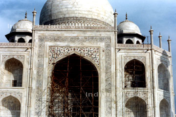 Auch ein altes indisches Grabmal muss ab und an restauriert werden, hier auf dem Bild sieht man ein Baugerüst aus Baumstangen zusammen gezimmert unter einem Bogen vom Taj Mahal.