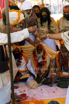 Indische Gurus bei der Ausübung ihrer Religion in Indien.