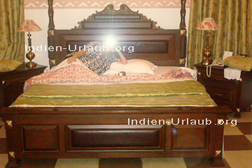 Solche feudal ausgestattete Hotelzimmer bekommt man in Indien auch wenn man bereit ist etwas mehr als sonst bei der Buchung auszugeben.