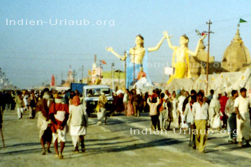 Indische Pilger auf einem großen Religionsfest in Indien, einer Mela.
