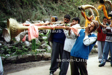 Unterwegs beim Indien Trekking sah ich diese religiöse Feier wo die Inder mit den riesigen Trompeten die Feier abgehalten haben.