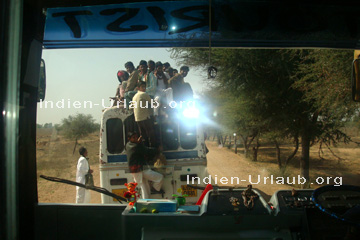 Rundreise in Indien wo man auch oftmals weitere Anreisen mit dem Bus bewältigen muss oder kann.
