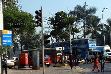 Doppeldeckerbus an einer Straßenkreuzung in Bombay, Stadtteil Colaba.