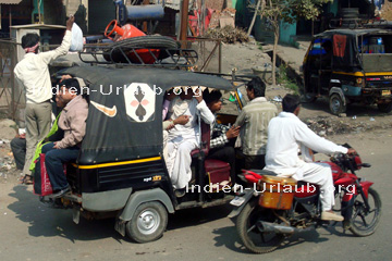 Indien Taxi, um den Fahrpreis so gering wie möglich zu halten so viele Passagiere wie möglich.
