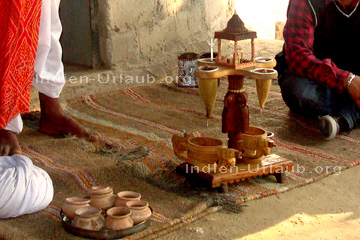 Indische Zubereitung von Tee in einer Art Teemaschine.