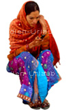Indische Frau in ihrer traditionellen Kleidung mit Handy in der Hand.