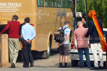 Reisebus für Touristen in Indien bei den organisierten Indien Rundreisen.