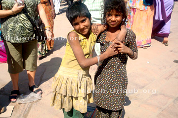Mädchen in Indien die sich gerne vor die Kamera stellen und dann Geld dafür haben wollen.