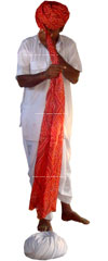 Indische Mode Turbane. Ein Inder der sich gerade einen mit rotem Tuch einen Turban um seinen Kopf wickelt.
