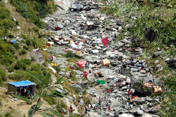 Wäsche die an einem Bergbach im Himalaya gewaschen wird und dann auf die Steine im Flussbett zum trocknen ausgebreitet werden. Ganz idyllische Szenen spielen sich da ab.