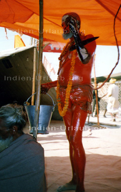 Indischer Sadhu mit roter Farbe bemalt.